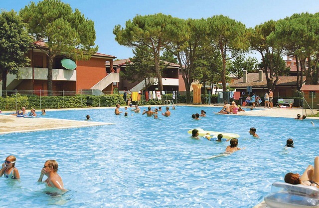 Nice apartment for 4 people with A/C, pool, TV, terrace, pets allowed and parking