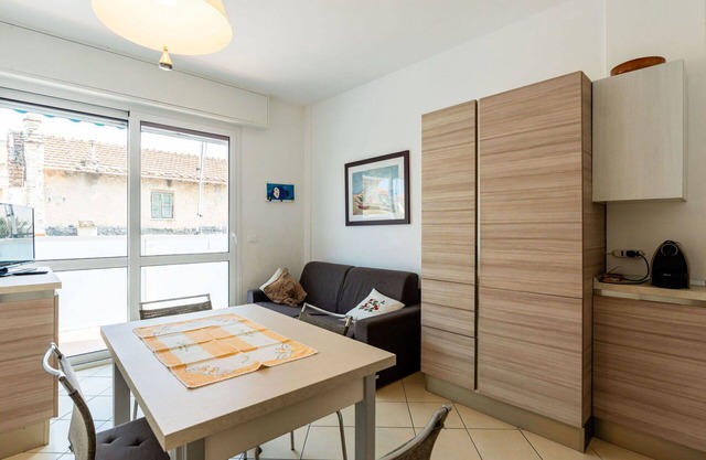 Nice apartment for 4 people with WIFI, A/C, TV, balcony, pets allowed and parking