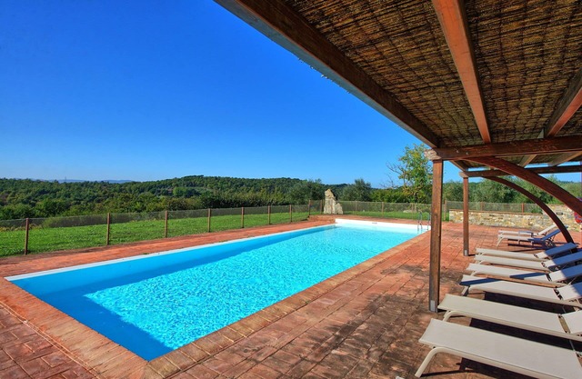 Nice apartment for 5 guests with pool, A/C, TV, panoramic view and parking, close to Siena