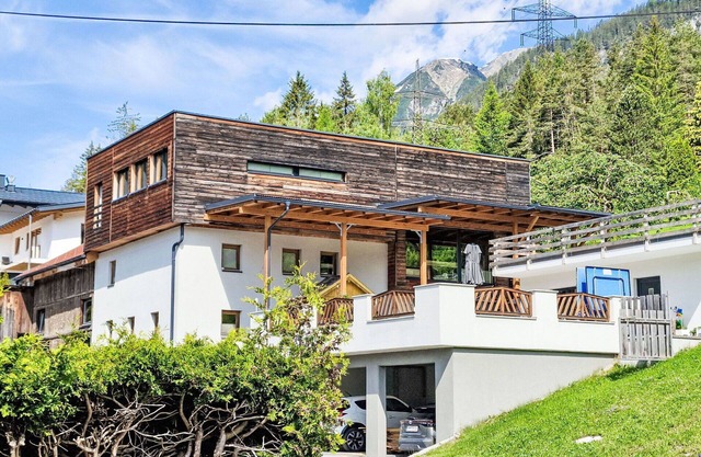 Nice apartment for 5 people with WIFI, TV, patio, pets allowed and parking
