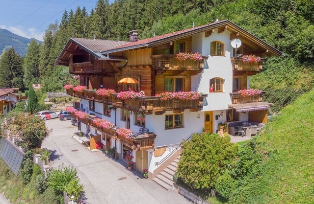 Nice apartment for 5 people with WIFI, TV, balcony, panoramic view and parking