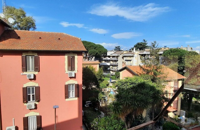 Nice apartment for 5 people with WIFI, TV, balcony, pets allowed and parking