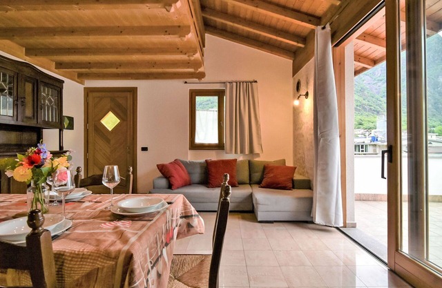 Nice apartment for 5 people with WIFI, TV, terrace, pets allowed and parking