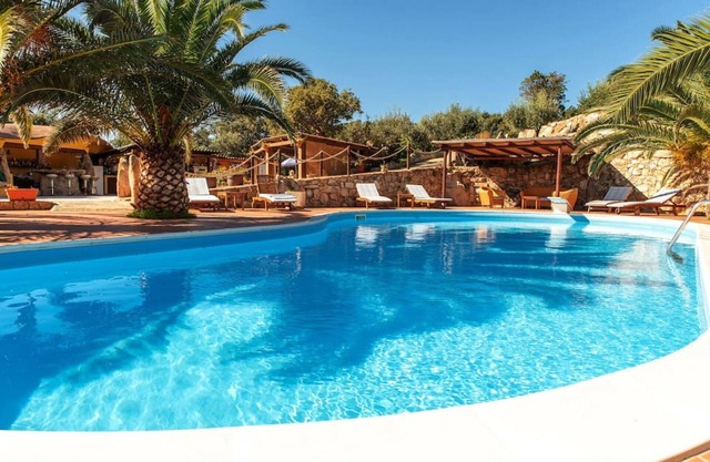 Nice apartment for 6 guests with pool, WIFI, TV, patio, pets allowed and parking