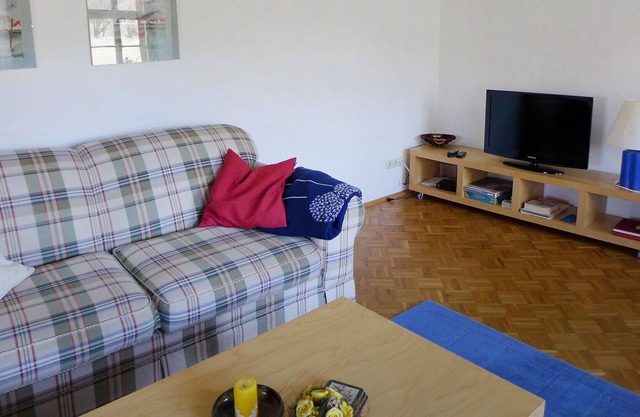 Nice apartment for 6 people with TV, patio, pets allowed and parking