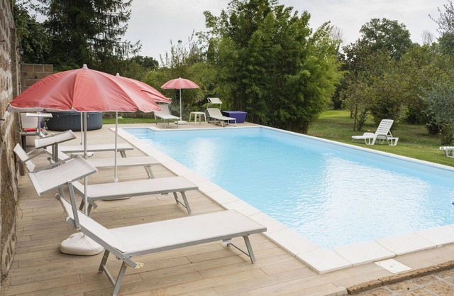 Nice apartment for 9 guests with pool, WIFI, TV, pets allowed and parking