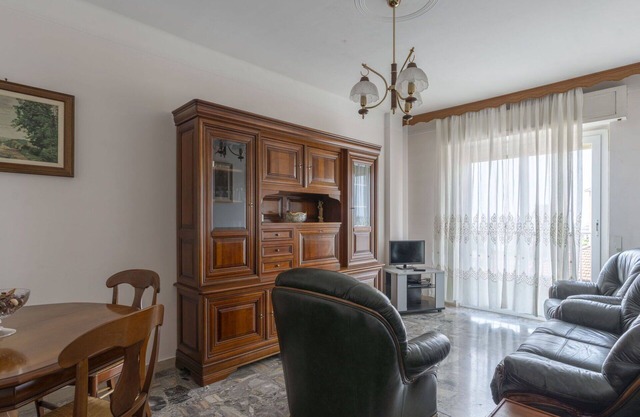 Nice apartment for 5 people with WIFI, TV, balcony, pets allowed and parking