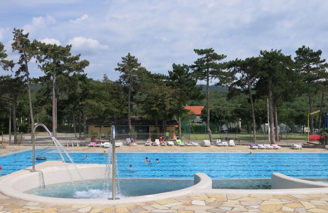 Nice apartment in villa for 6 guests with A/C, WIFI, pool, TV and parking