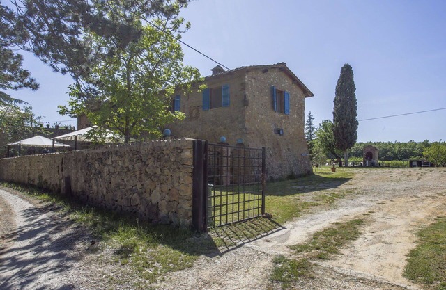 Nice apartment in villa with WIFI, pool, TV, patio, pets allowed, panoramic view and parking