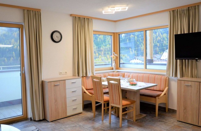 Nice apartment in villa with WIFI, TV, balcony, pets allowed, panoramic view and parking