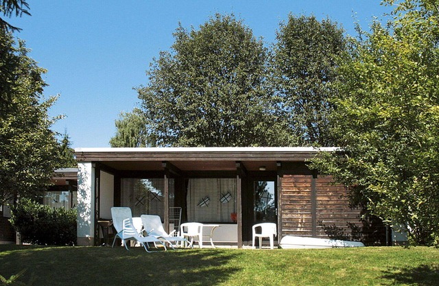 Nice apartment in villa for 4 guests with TV, terrace, pets allowed and parking