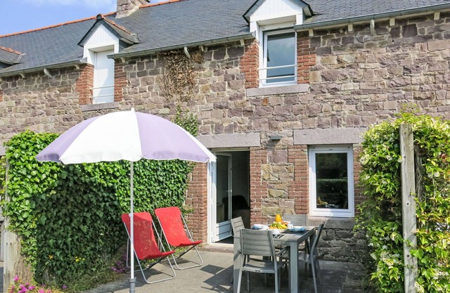 Nice apartment in villa for 4 guests with WIFI, TV, terrace, pets allowed and parking