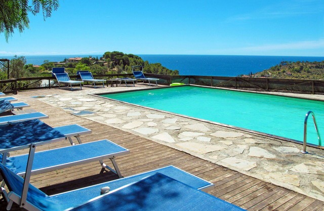 Nice apartment in villa for 4 people with A/C, pool, patio, pets allowed, panoramic view and par.