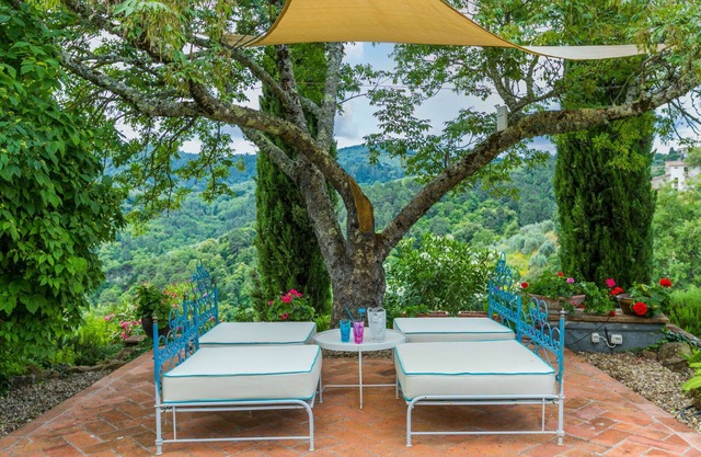 Nice apartment in villa for 2 guests with pool, WIFI, TV, pets allowed, panoramic view and parking