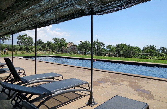 Nice apartment in villa for 2 guests with pool, TV, terrace, pets allowed and parking