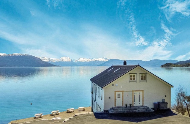 Nice apartment in Strandebarm with 3 Bedrooms and WiFi