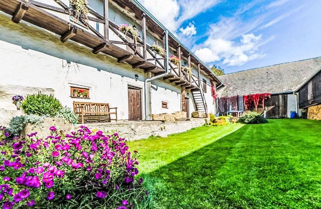 Nice apartment in villa for 4 guests with WIFI, pool, TV and pets allowed