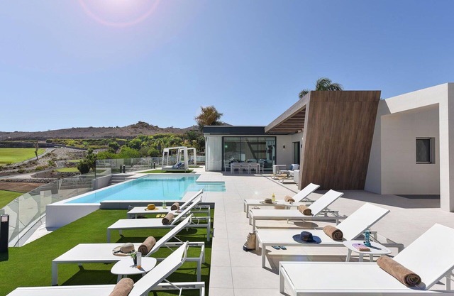 Nice apartment in villa with private pool, A/C, WIFI, TV, terrace, pets allowed and parking
