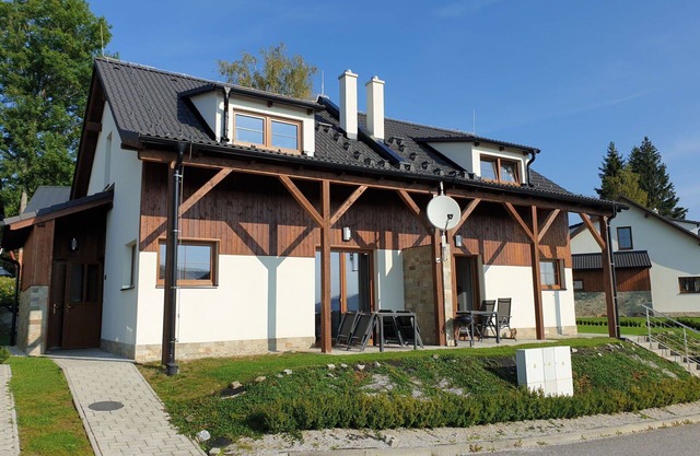 Nice apartment in villa for 5 guests with WIFI, TV, terrace and pets allowed