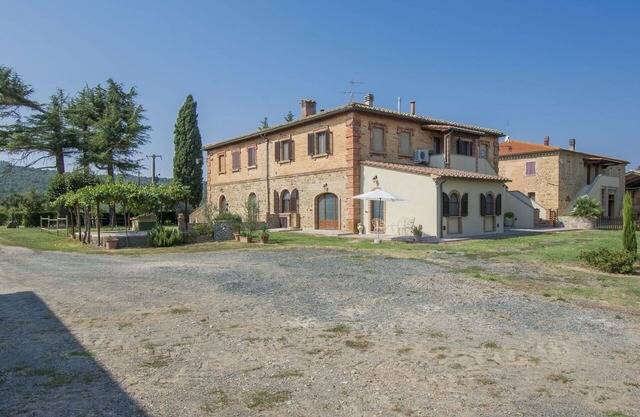 Nice apartment in villa for 12 guests with WIFI, A/C, TV, patio, pets allowed and parking