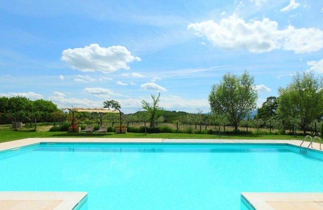 Nice apartment in villa for 6 guests with pool, WIFI, balcony, pets allowed and parking