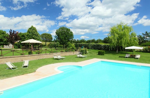 Nice apartment in villa for 4 people with WIFI, pool, TV, pets allowed and parking