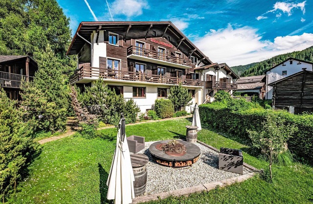 Nice apartment in villa for 23 guests with WIFI, hot tub, terrace and parking