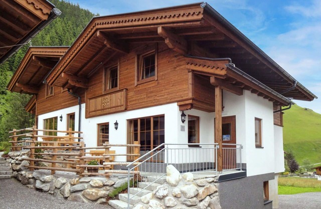 Nice apartment in villa for 9 people with WIFI, TV, terrace and parking