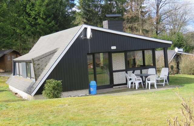 Nice apartment in villa for 6 people with pool, TV, terrace, pets allowed and parking