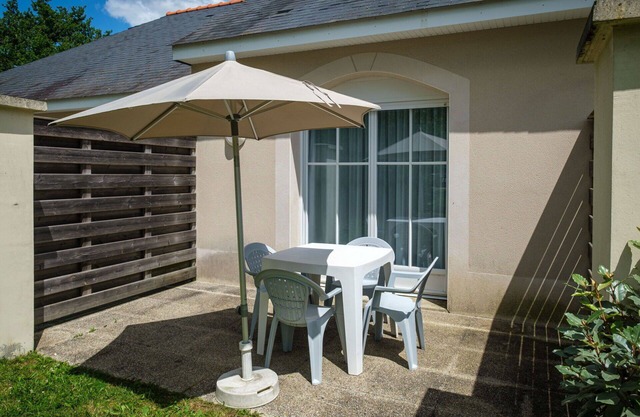 Nice apartment in villa for 4 guests with internet, pool, TV, terrace and pets allowed