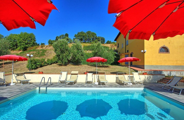 Nice apartment in villa with pool, WIFI, A/C, TV, pets allowed, panoramic view and parking