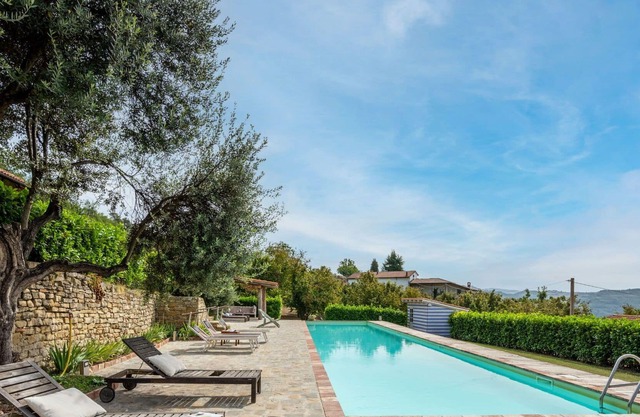 Nice apartment in villa for 4 people with pool, WIFI, patio, pets allowed and parking