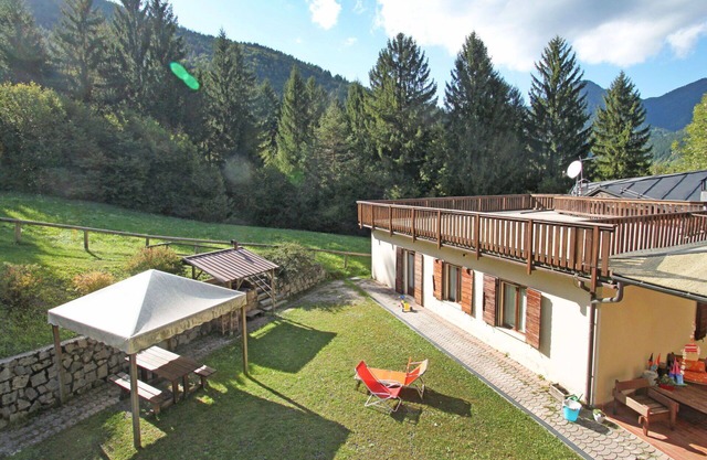 Nice apartment with WIFI, pool, TV, terrace, pets allowed and parking, close to Riva Del Garda
