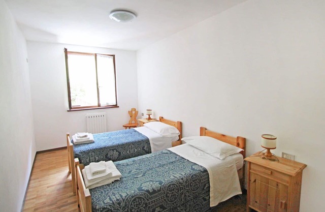 Nice apartment with WIFI, pool, TV, terrace, pets allowed and parking, close to Riva Del Garda