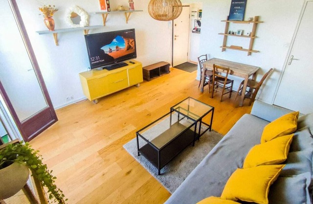 Nice apartment very bright and quiet, comfortable