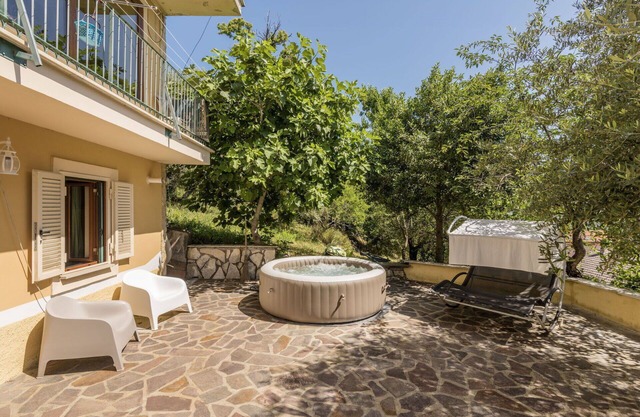 Nice apartment with hot tub, WIFI, TV, terrace, pets allowed, panoramic view and parking