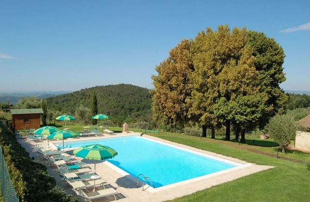Nice apartment with pool, WIFI, TV, patio, pets allowed and parking, close to San Gimignano