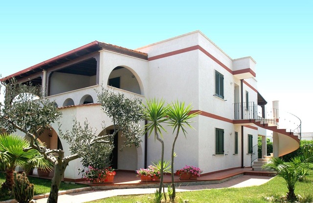 Nice apartment with WIFI, A/C, TV, patio, pets allowed, panoramic view and parking, close to Ost.