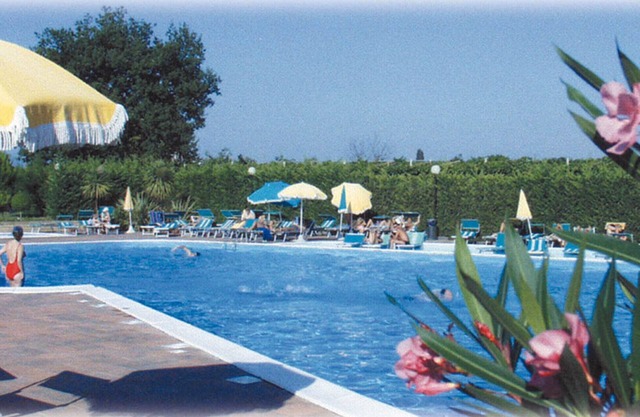 Nice apartment with community pool, garden & 2 balconies