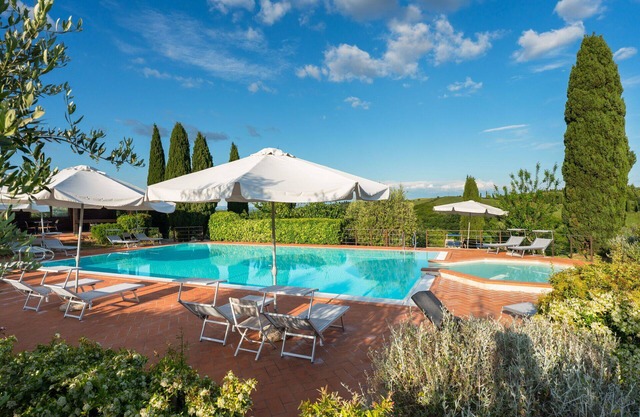 Nice apartment with pool, WIFI, A/C, TV, veranda, panoramic view, parking, close to San Gimignano
