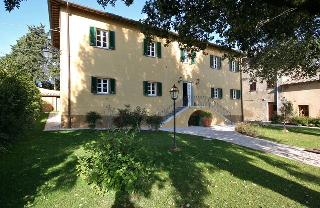Nice apartment with pool, WIFI, TV, pets allowed and parking, close to San Gimignano