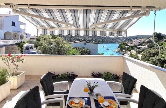 Nice apartment with sea views and a large terrace