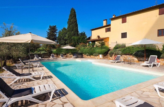 Nice apartment with WIFI, pool, A/C, TV, pets allowed and panoramic view, close to Greve In Chia.