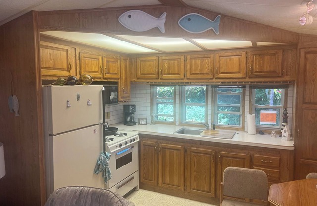 Nice clean cottage close to pool and beach.