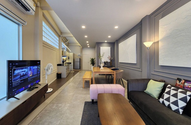 Nice Decorated townhouse in local neighborhood, 10 minutes walk to BTS