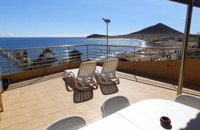 Nice Duplex with large terrace frontline Medano Beach