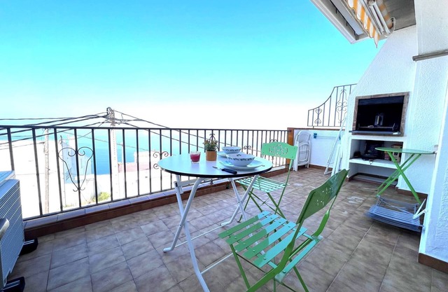 Nice flat with sea views and swimming pool AV-47
