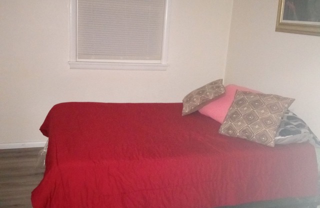 Nice Get away for Notre Dame guests! 3 minutes from the Airport