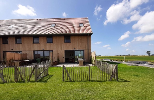 Nice holiday home on the Frisian water with garden