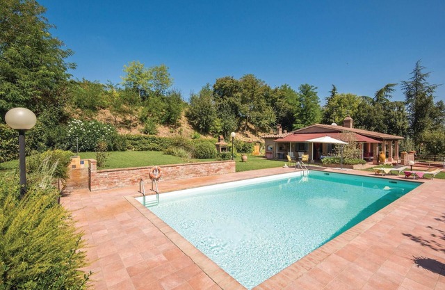 Nice home in Monte San Savino (AR)